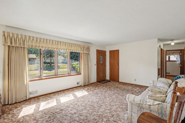 913 7th Avenue E, Shakopee, MN 55379
