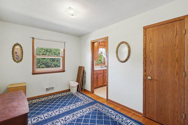 913 7th Avenue E, Shakopee, MN 55379
