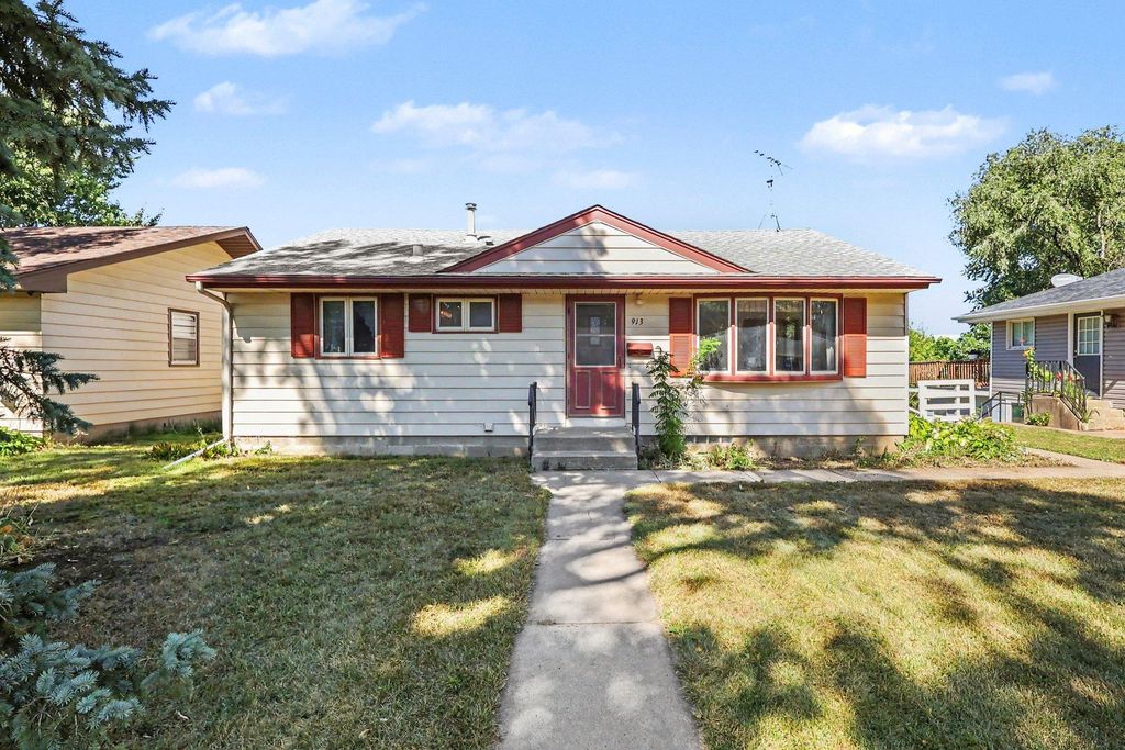 913 7th Avenue E, Shakopee, MN 55379