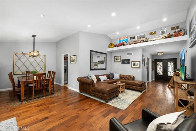 264 E Radcliffe Drive, Claremont, CA 91711