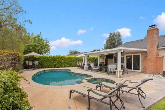 264 E Radcliffe Drive, Claremont, CA 91711