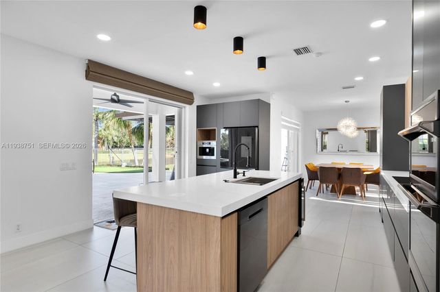 1176 Cedar Falls Dr, Weston, FL 33327