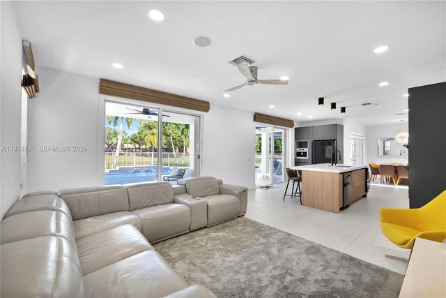 1176 Cedar Falls Dr, Weston, FL 33327