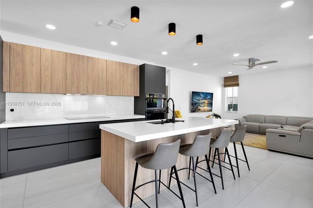 1176 Cedar Falls Dr, Weston, FL 33327