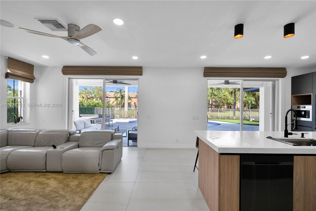 1176 Cedar Falls Dr, Weston, FL 33327