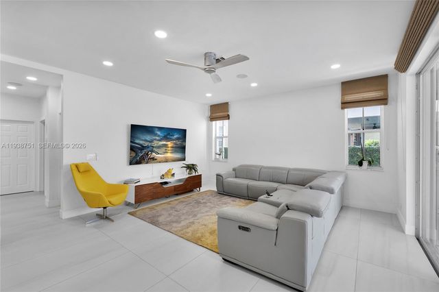 1176 Cedar Falls Dr, Weston, FL 33327