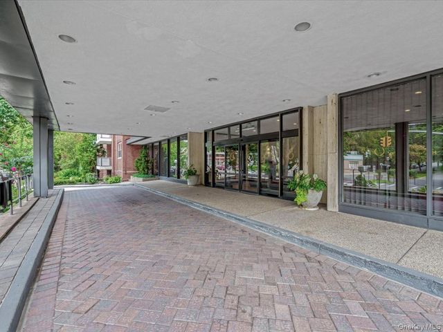 1 Kensington Gate PH 14, Great Neck, NY 11021