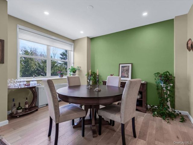 1 Kensington Gate PH 14, Great Neck, NY 11021
