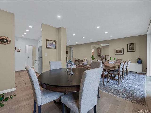 1 Kensington Gate PH 14, Great Neck, NY 11021