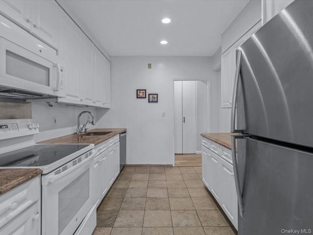 1 Kensington Gate PH 14, Great Neck, NY 11021
