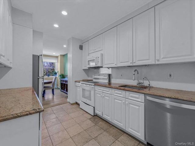 1 Kensington Gate PH 14, Great Neck, NY 11021