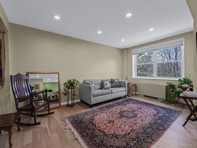 1 Kensington Gate PH 14, Great Neck, NY 11021