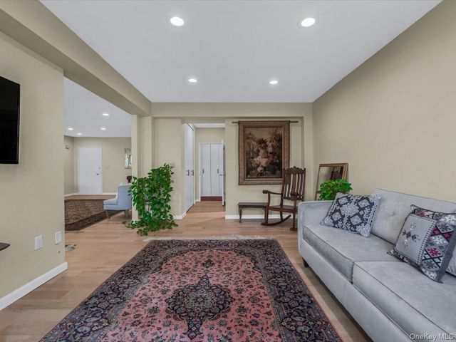 1 Kensington Gate PH 14, Great Neck, NY 11021