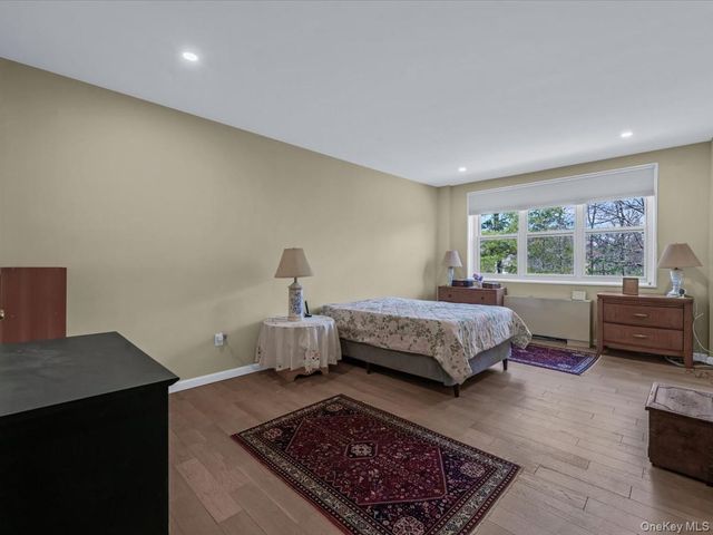 1 Kensington Gate PH 14, Great Neck, NY 11021