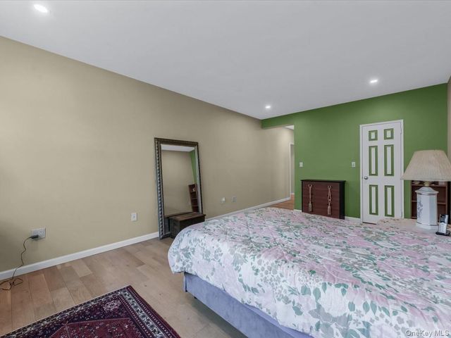 1 Kensington Gate PH 14, Great Neck, NY 11021