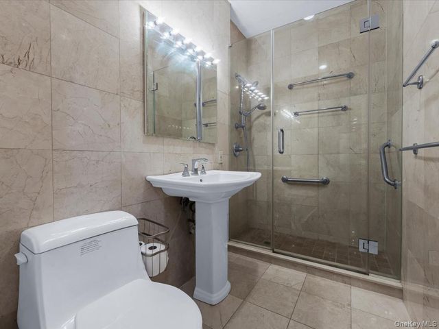 1 Kensington Gate PH 14, Great Neck, NY 11021