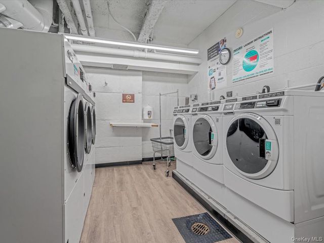 1 Kensington Gate PH 14, Great Neck, NY 11021