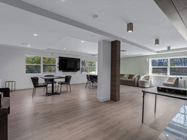 1 Kensington Gate PH 14, Great Neck, NY 11021