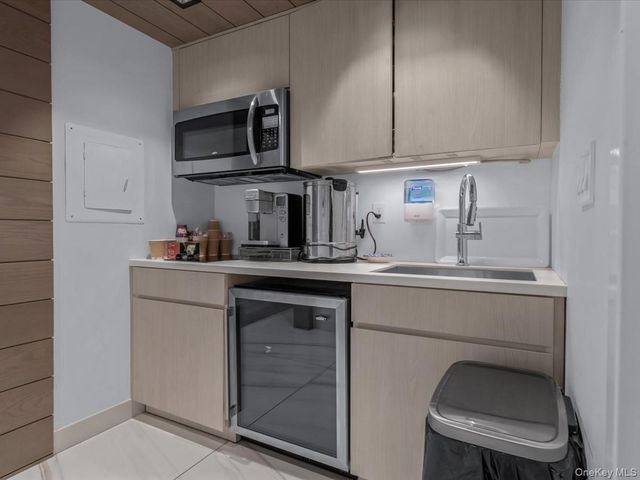 1 Kensington Gate PH 14, Great Neck, NY 11021