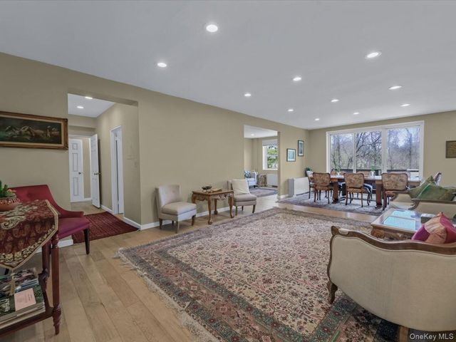 1 Kensington Gate PH 14, Great Neck, NY 11021