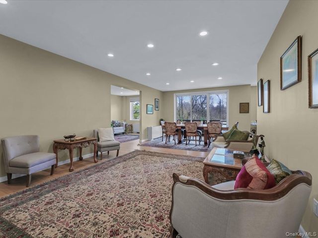 1 Kensington Gate PH 14, Great Neck, NY 11021