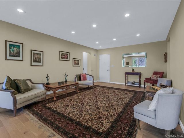 1 Kensington Gate PH 14, Great Neck, NY 11021