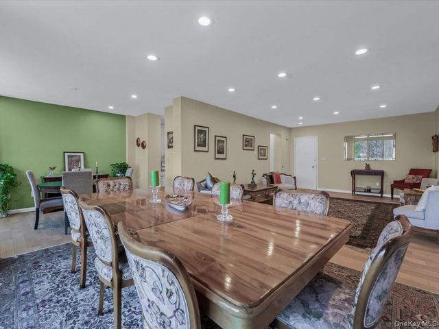 1 Kensington Gate PH 14, Great Neck, NY 11021