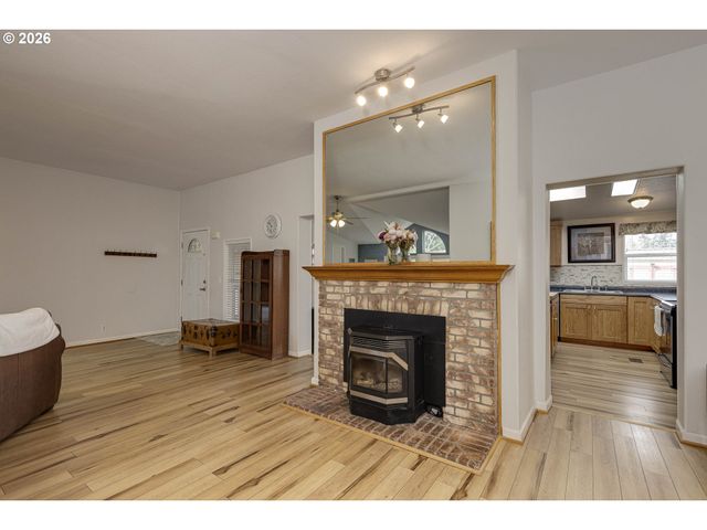 655 Ne BURNETT Rd 9, Mc Minnville, OR 97128