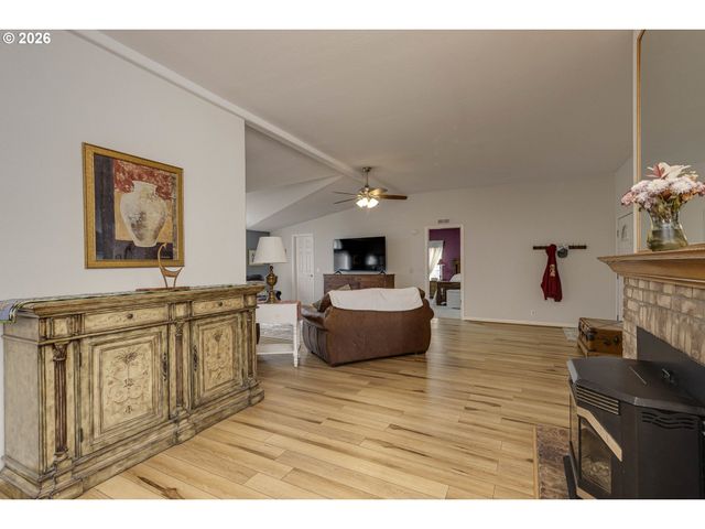 655 Ne BURNETT Rd 9, Mc Minnville, OR 97128