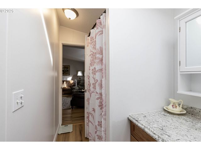 655 Ne BURNETT Rd 9, Mc Minnville, OR 97128