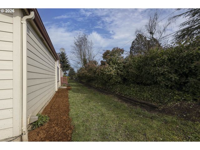 655 Ne BURNETT Rd 9, Mc Minnville, OR 97128