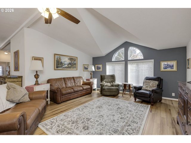 655 Ne BURNETT Rd 9, Mc Minnville, OR 97128