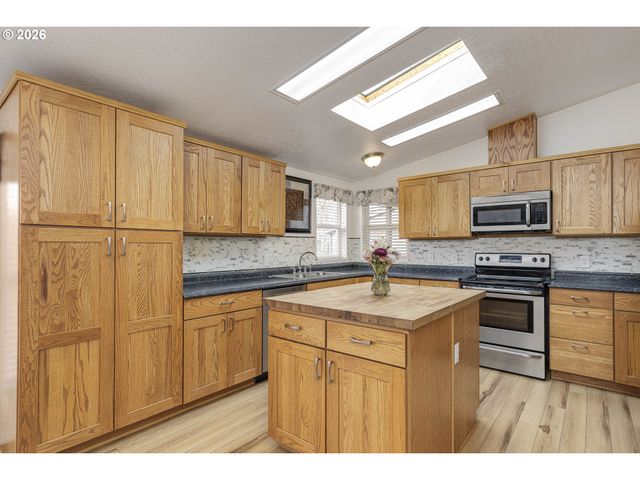 655 Ne BURNETT Rd 9, Mc Minnville, OR 97128