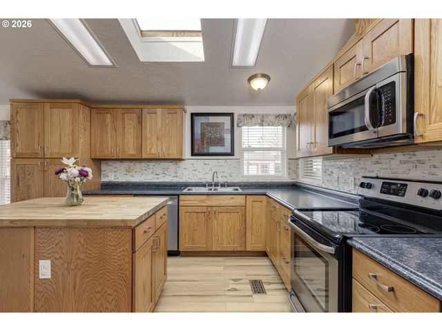 655 Ne BURNETT Rd 9, Mc Minnville, OR 97128