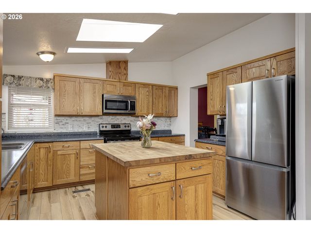 655 Ne BURNETT Rd 9, Mc Minnville, OR 97128