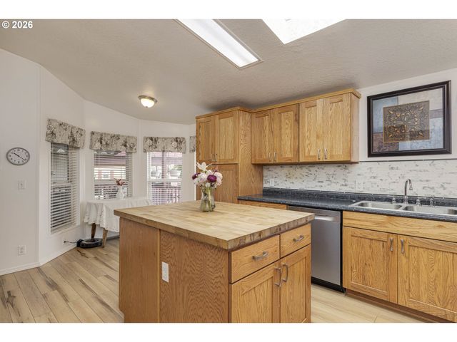 655 Ne BURNETT Rd 9, Mc Minnville, OR 97128