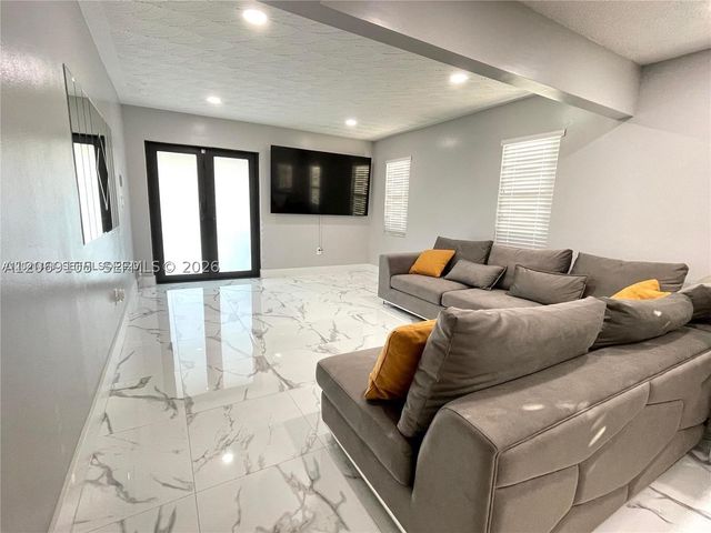 547 E 15th St A, Hialeah, FL 33010