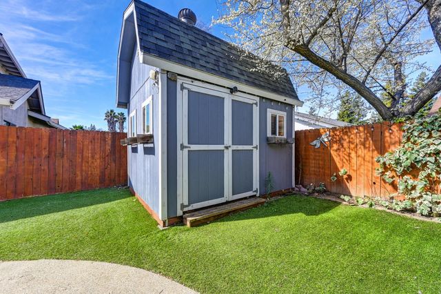 27 Waterfront Ct, Sacramento, CA 95831