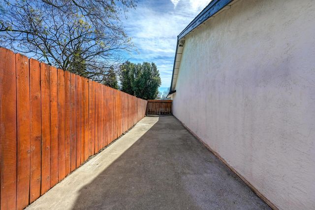 27 Waterfront Ct, Sacramento, CA 95831