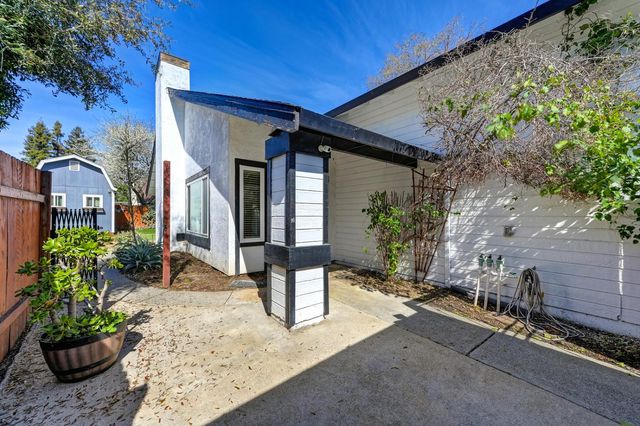 27 Waterfront Ct, Sacramento, CA 95831