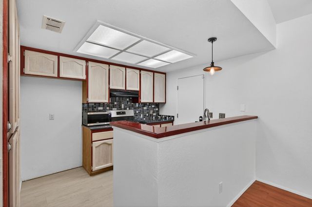 27 Waterfront Ct, Sacramento, CA 95831