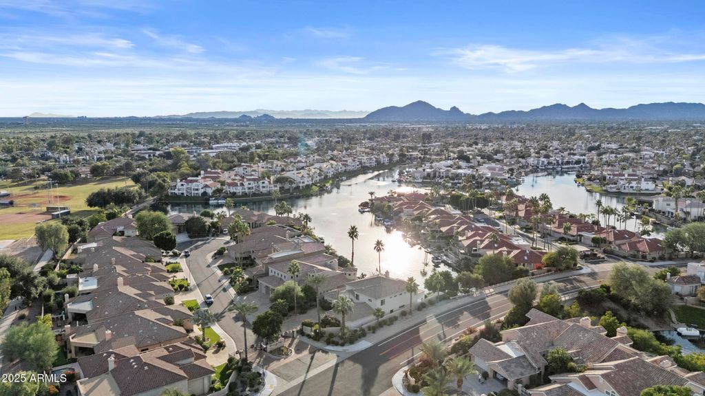 Image 11 of property listing at 10282 N 103RD Place, Scottsdale, AZ 85258