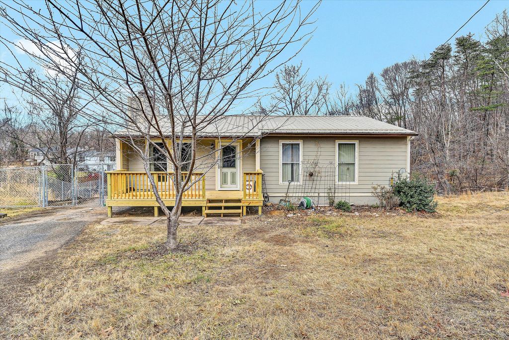 4064 CRAWFORD RD, Roanoke, VA 24018