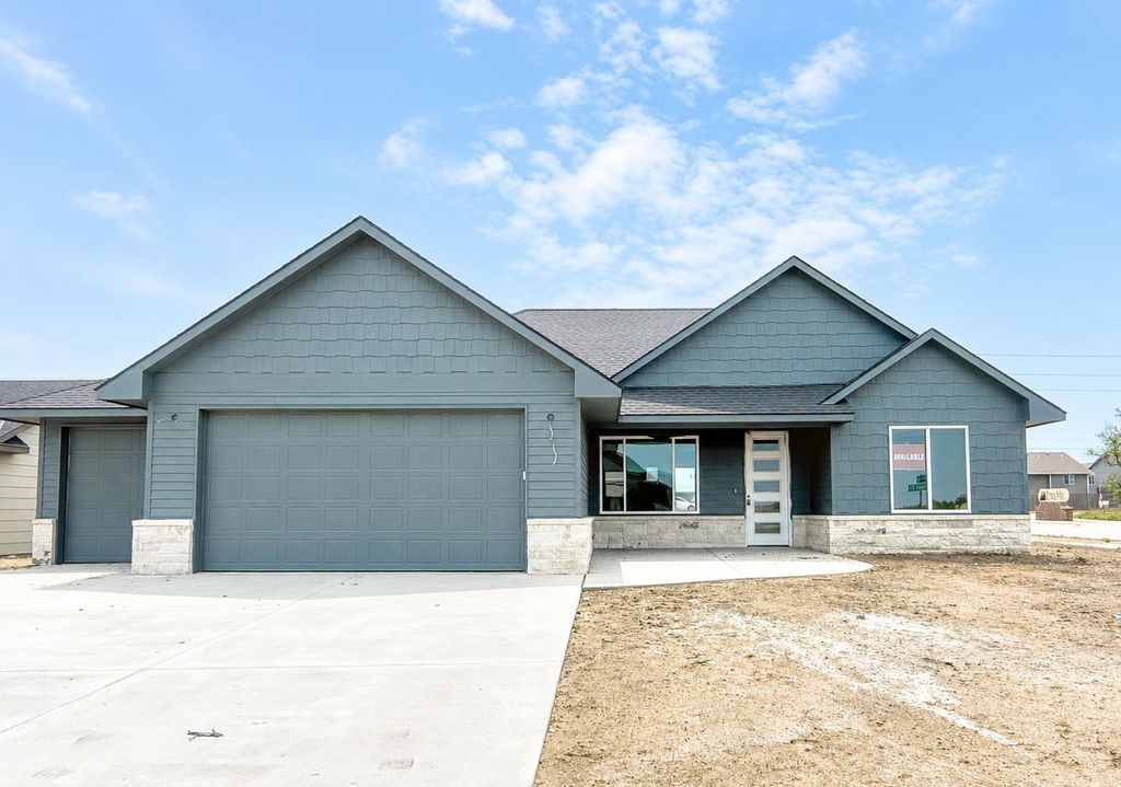 5400 N Toben Ct, Bel Aire, KS 67226