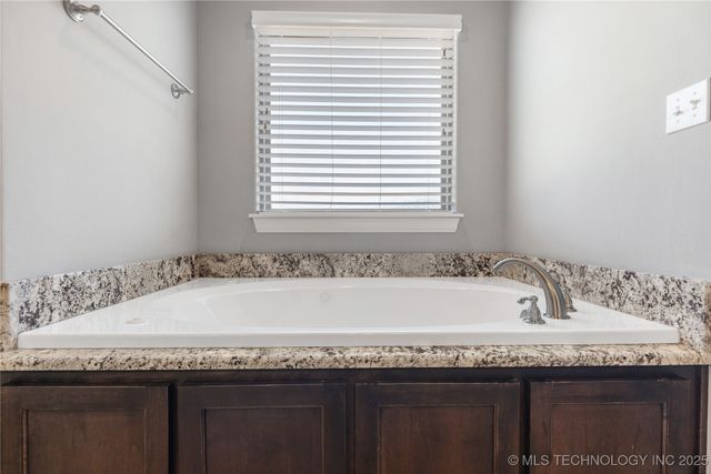 19063 E Twin Creeks Drive, Owasso, OK 74055