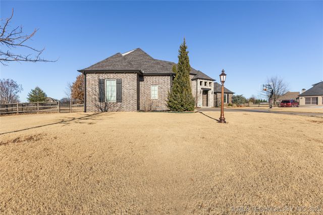 19063 E Twin Creeks Drive, Owasso, OK 74055