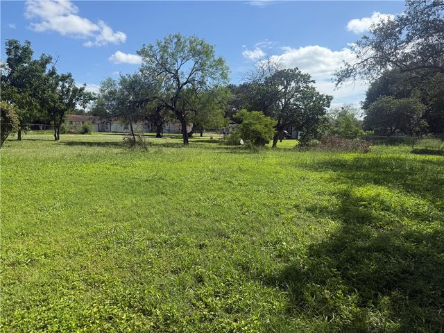 1700 S Cameron St, Alice, TX 78332