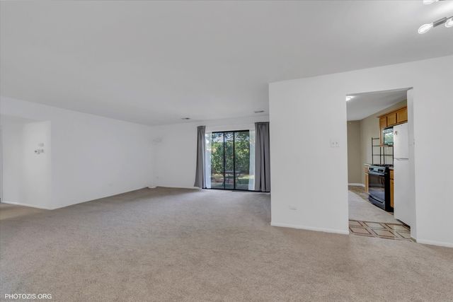 918 E Kings Road 1, Palatine, IL 60074