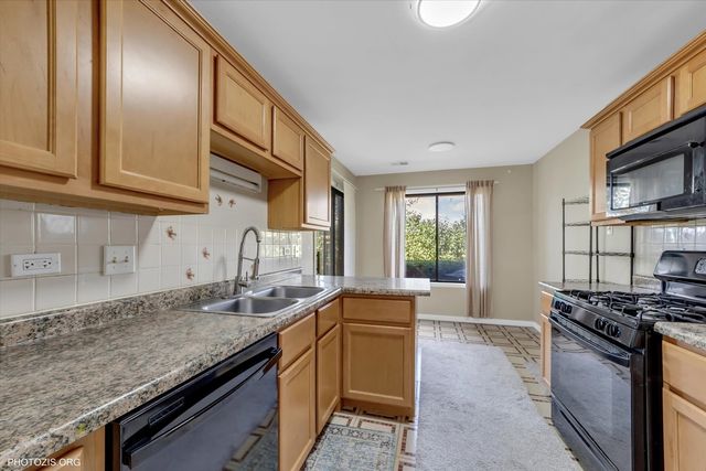 918 E Kings Road 1, Palatine, IL 60074