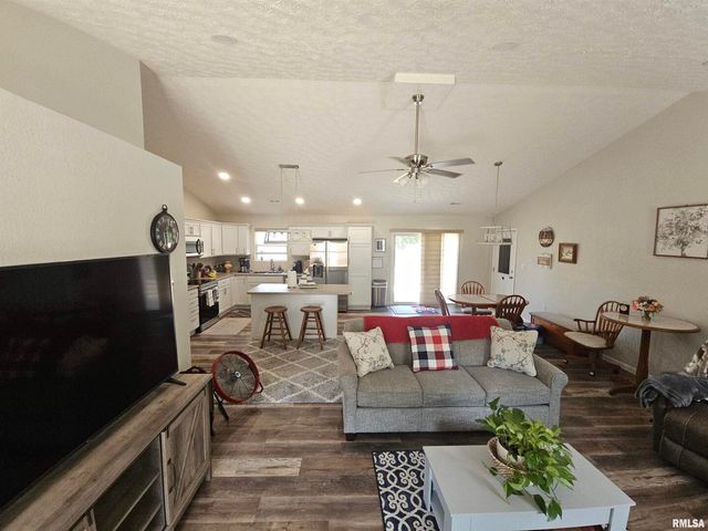 6 BROOKHAVEN Drive, Mt Vernon, IL 62864